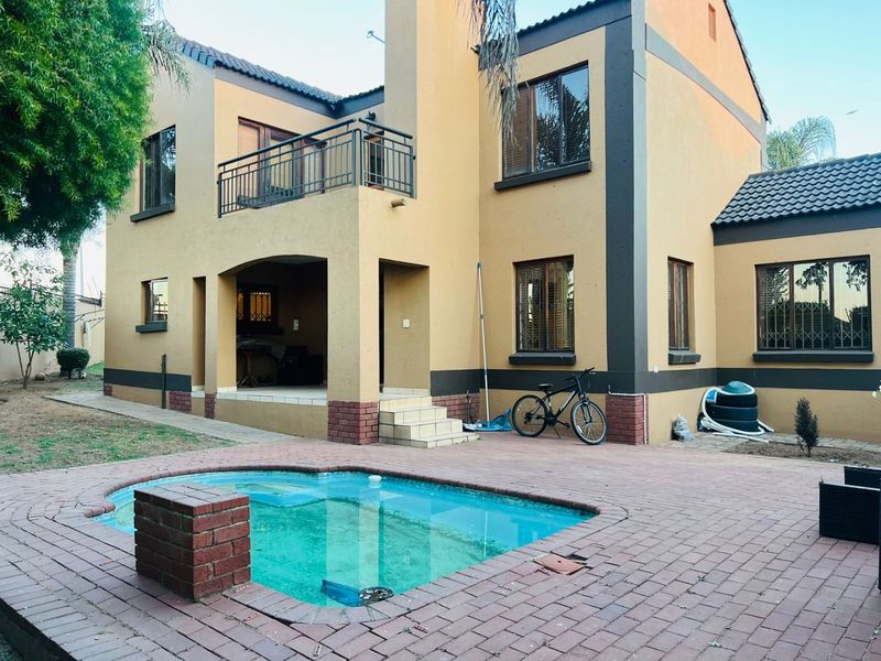 Four Bedroom Family Home in a Secured Estate - Photo 2