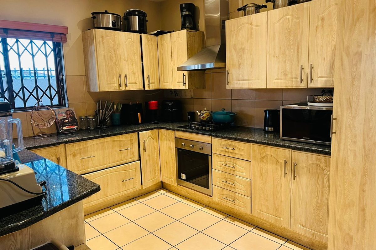 Four Bedroom Family Home in a Secured Estate - Photo 4