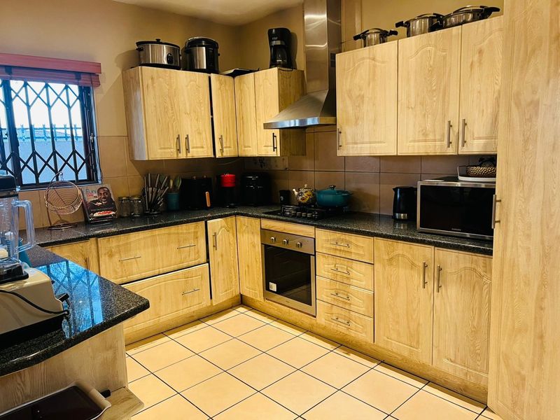 Four Bedroom Family Home in a Secured Estate - Photo 4