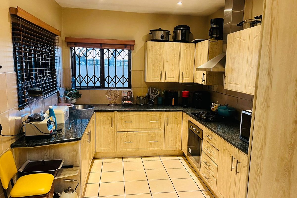 Four Bedroom Family Home in a Secured Estate - Photo 5