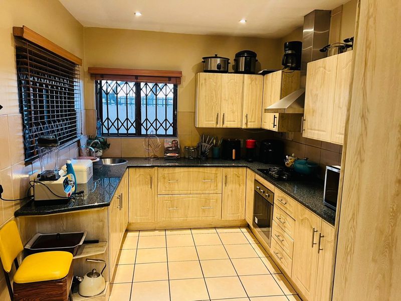 Four Bedroom Family Home in a Secured Estate - Photo 5