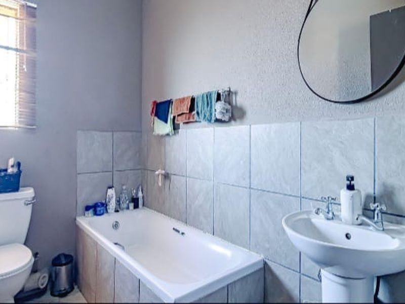 2 Bedroom Apartment for Sale in Danville  - Photo 5