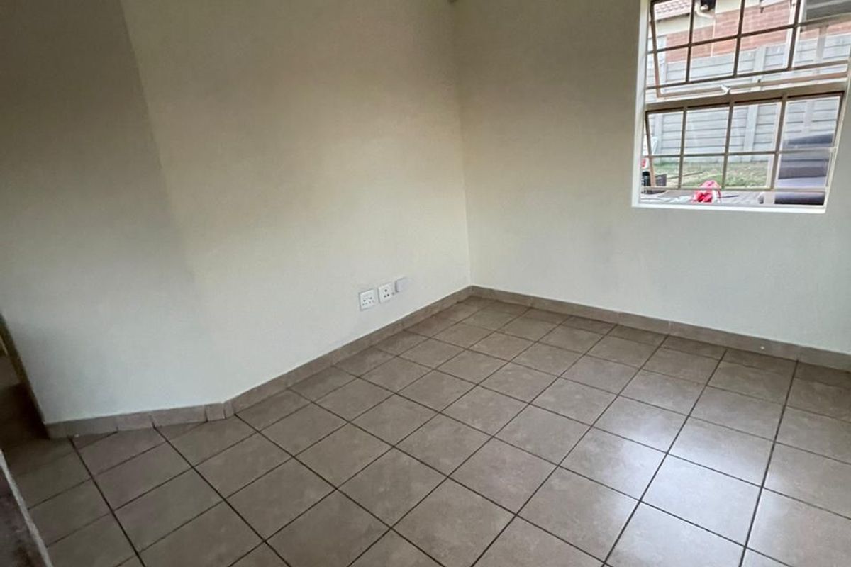 3 Bedrooms For Sale in Olievenhoutbosch - Photo 4