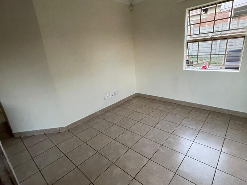 3 Bedrooms For Sale in Olievenhoutbosch - Photo 4
