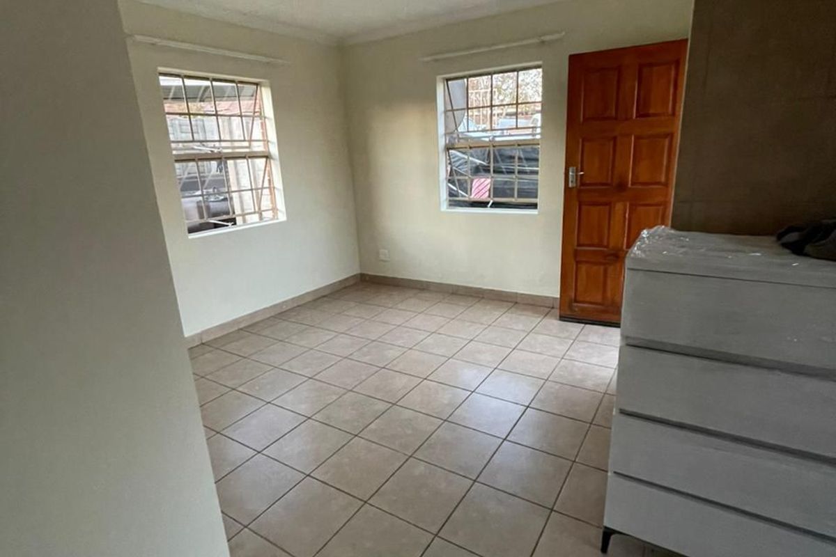 3 Bedrooms For Sale in Olievenhoutbosch - Photo 2