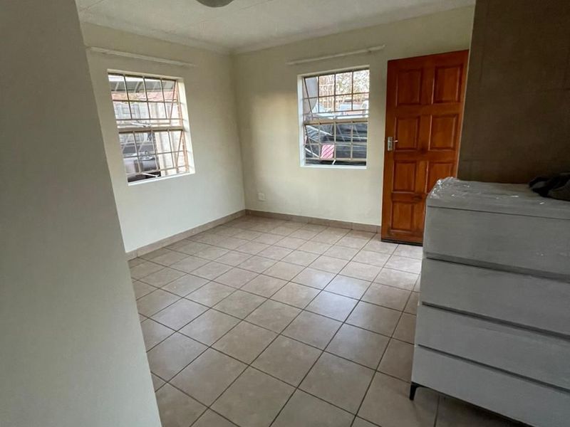 3 Bedrooms For Sale in Olievenhoutbosch - Photo 2