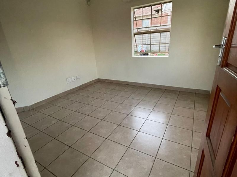 3 Bedrooms For Sale in Olievenhoutbosch - Photo 10