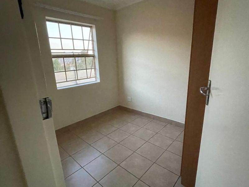 3 Bedrooms For Sale in Olievenhoutbosch - Photo 8