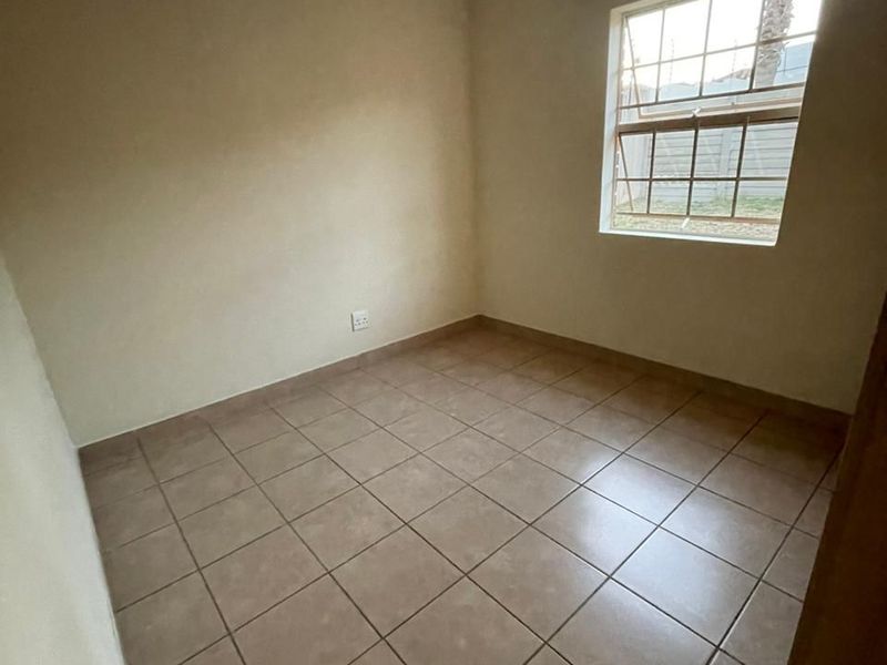 3 Bedrooms For Sale in Olievenhoutbosch - Photo 6