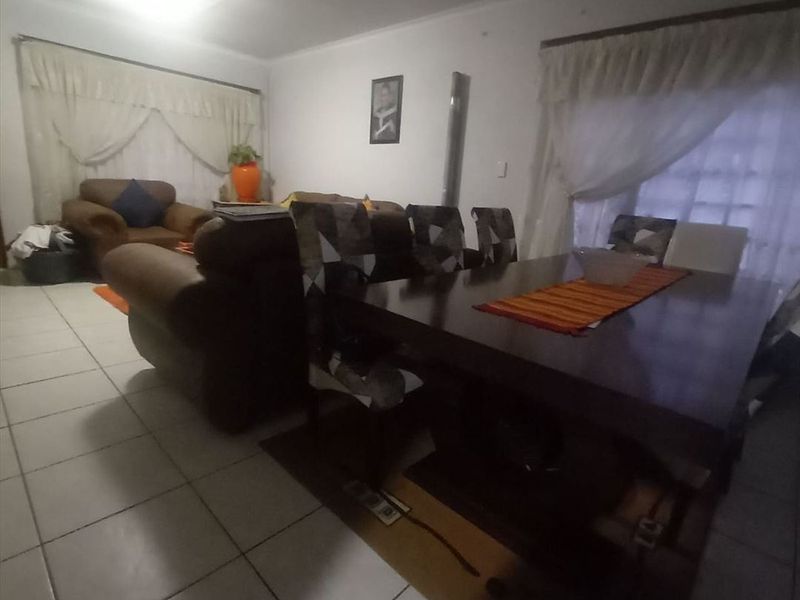 Comfortable Three-Bedroom Home with Garage - Photo 2