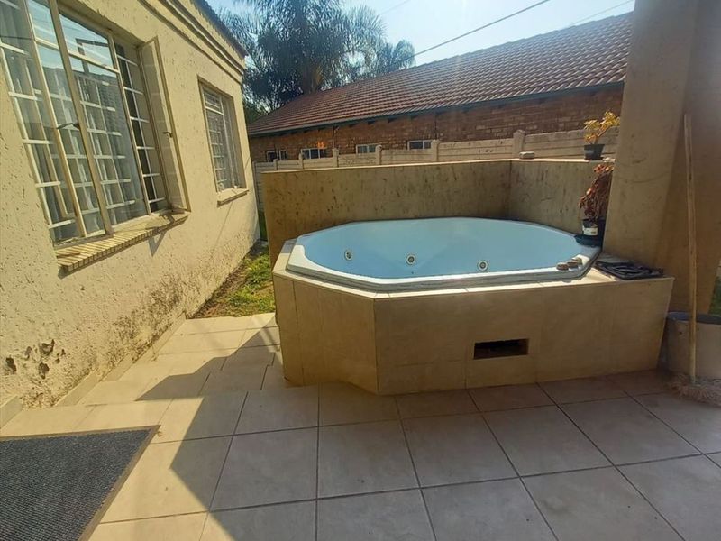 Comfortable Three-Bedroom Home with Garage - Photo 3