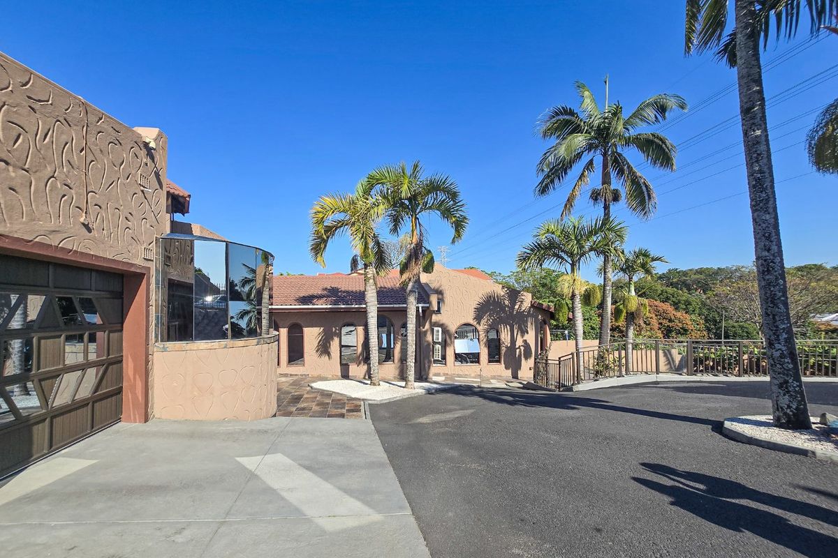 Modern Family Home On A Spacious Stand – Move-In Ready! - Photo 4