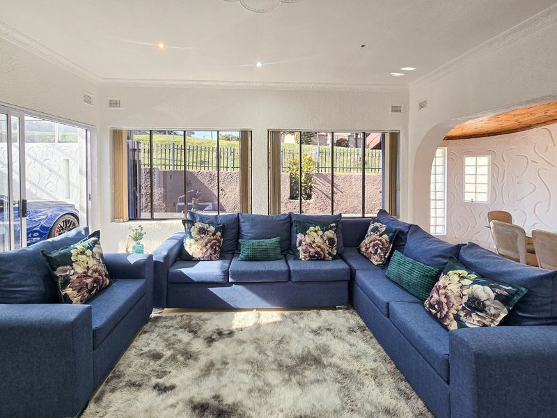 Modern Family Home On A Spacious Stand – Move-In Ready! - Photo 7