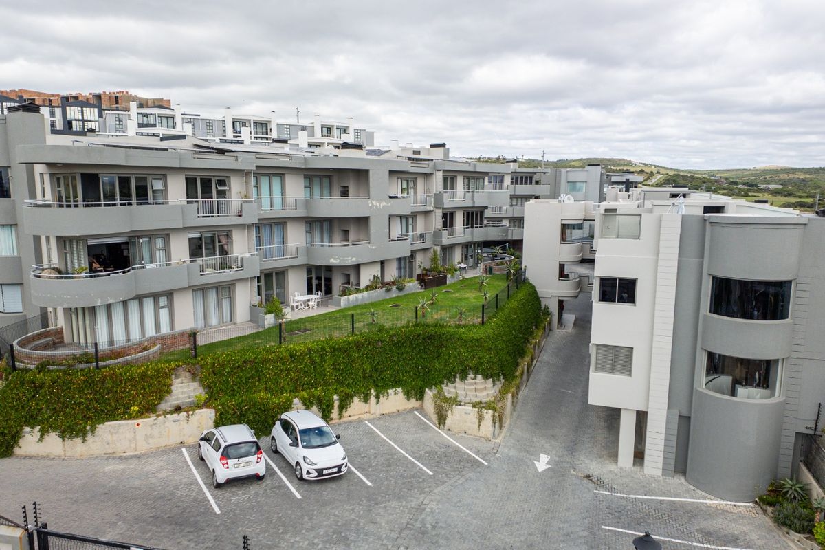 Coastal Classic – Where Luxury Meets Effortless Living in Mossel Bay - Photo 2