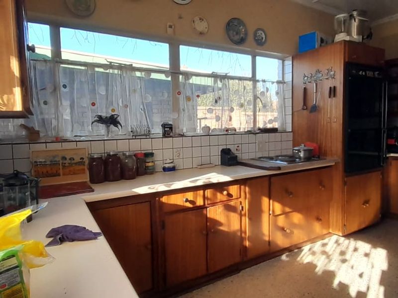 4 Bedroom Bargain – Perfect for Renovators or Investors - Photo 6