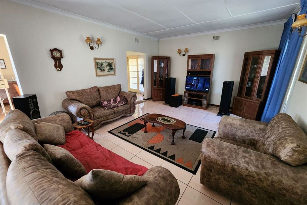 Spacious Family Home with Pool and Triple Garage - Photo 2