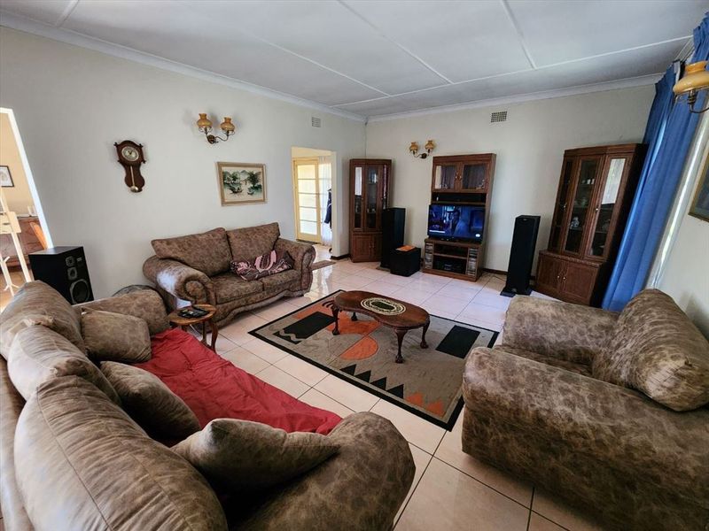 Spacious Family Home with Pool and Triple Garage - Photo 2