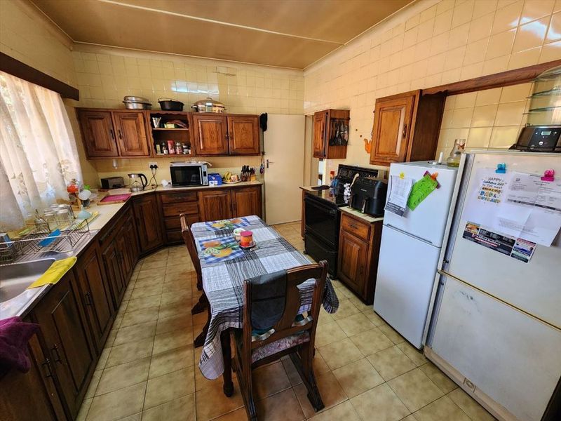 Spacious Family Home with Pool and Triple Garage - Photo 3