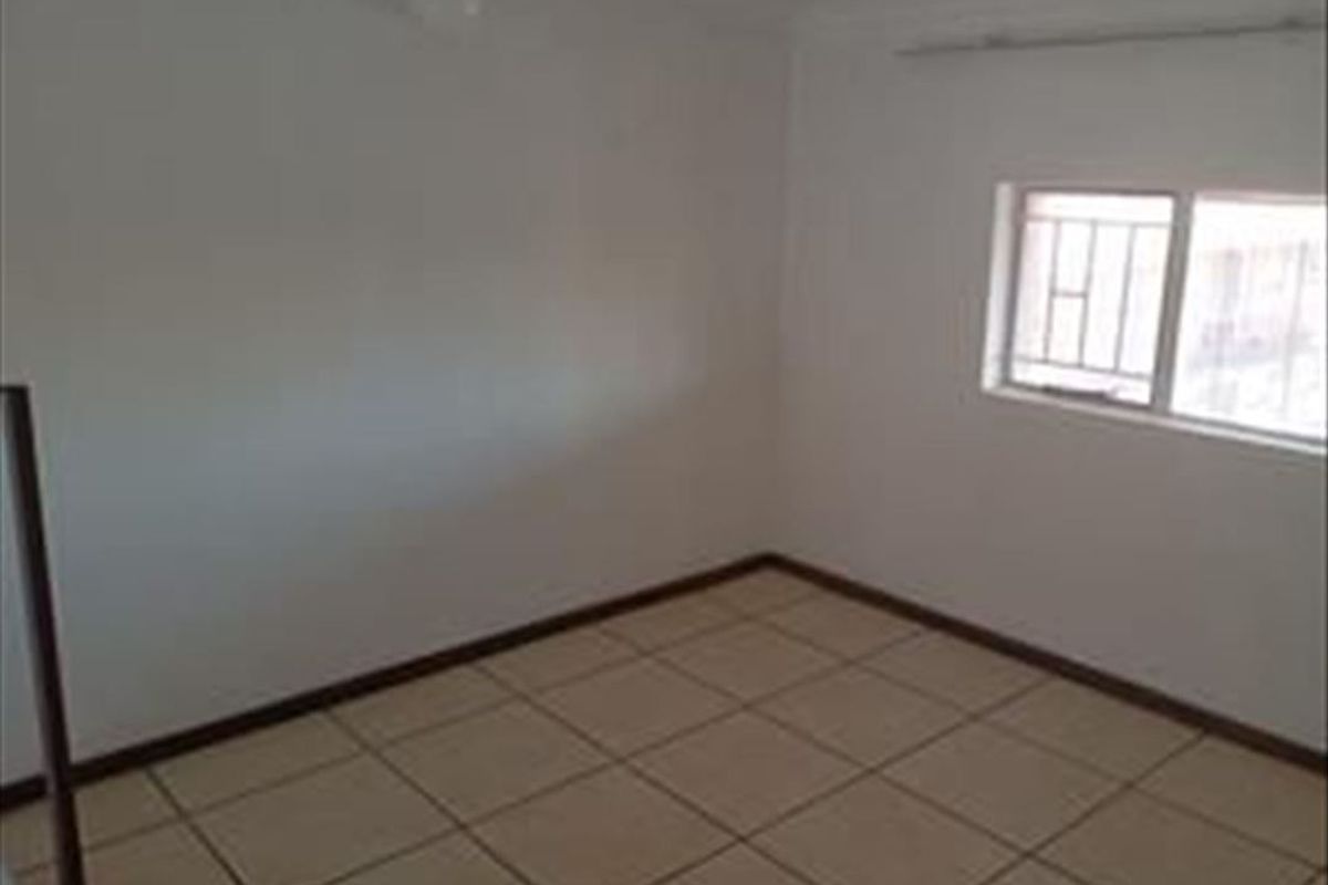 Ideal One-Bedroom Starter Home with Garage - Photo 2