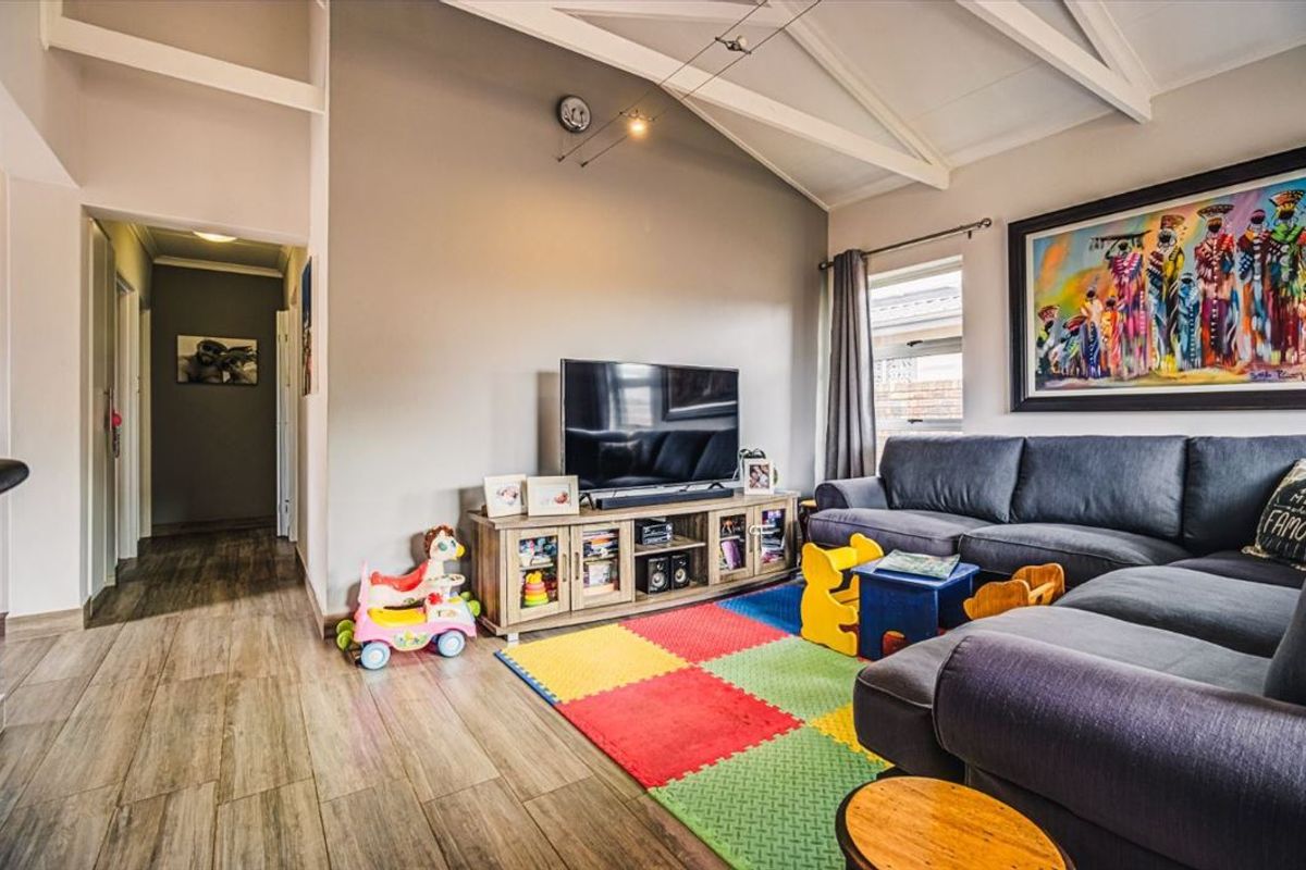 Charming Three-Bedroom Home with Double Garage - Photo 2