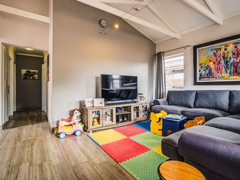 Charming Three-Bedroom Home with Double Garage - Photo 2