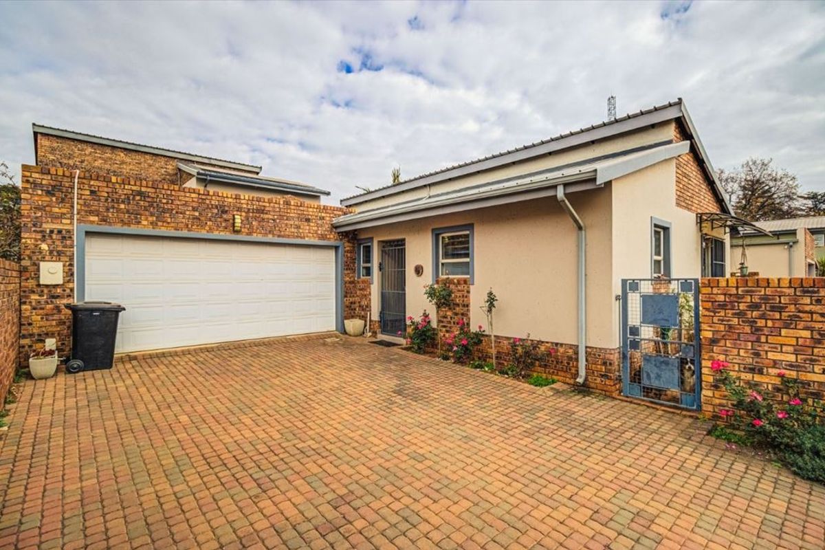 Charming Three-Bedroom Home with Double Garage - Photo 3
