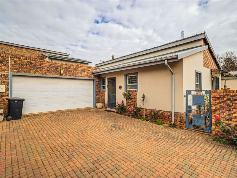 Charming Three-Bedroom Home with Double Garage - Photo 3