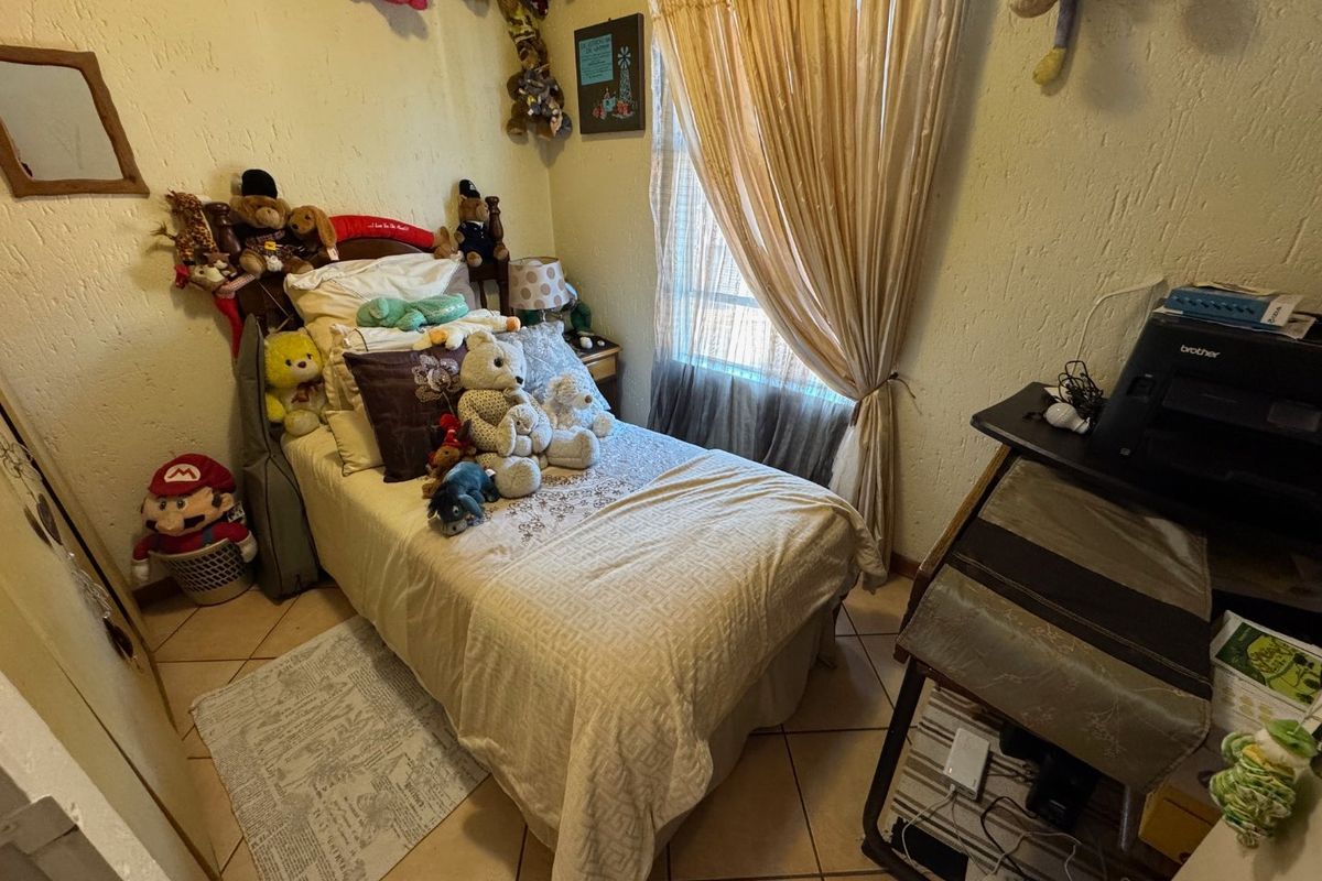 Charming Two-Bedroom Home with Double Garage - Photo 5