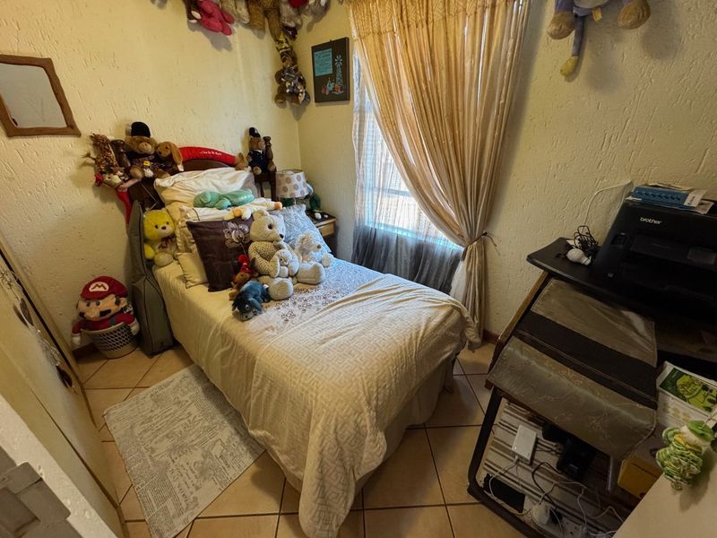 Charming Two-Bedroom Home with Double Garage - Photo 5