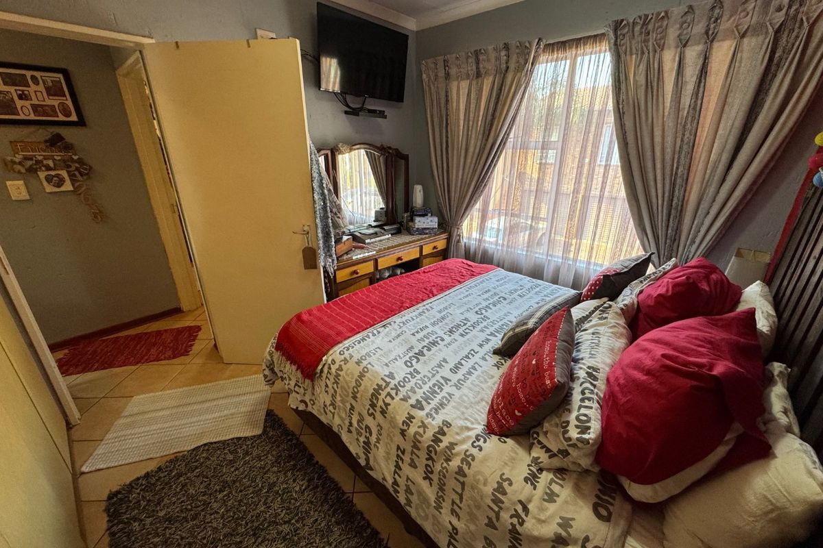 Charming Two-Bedroom Home with Double Garage - Photo 4