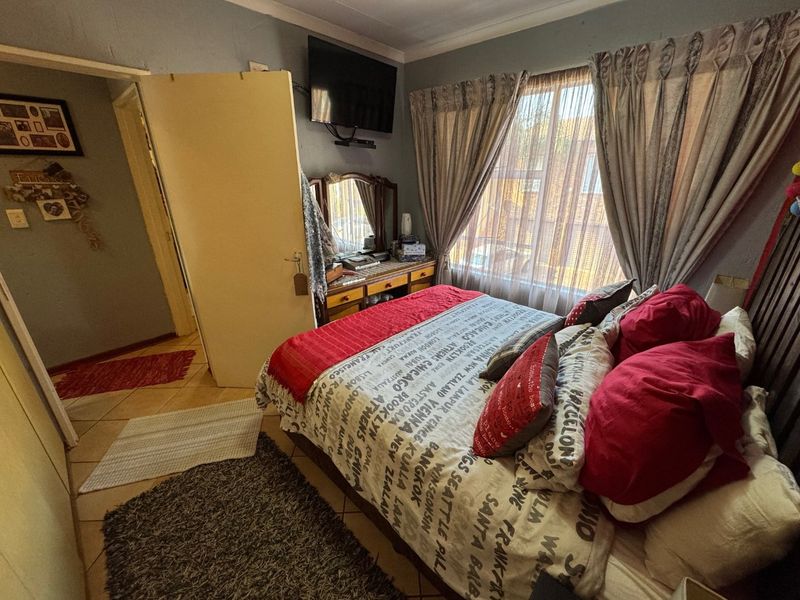 Charming Two-Bedroom Home with Double Garage - Photo 4