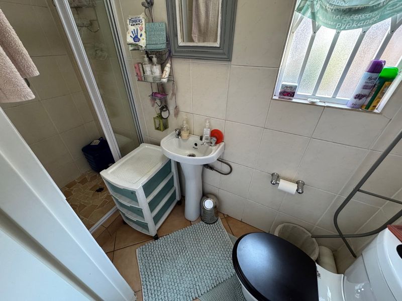 Charming Two-Bedroom Home with Double Garage - Photo 10