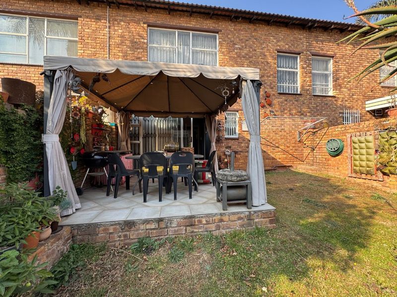 Charming Two-Bedroom Home with Double Garage - Photo 9