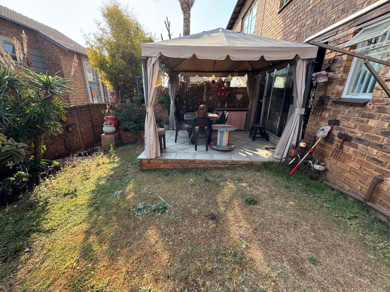 Charming Two-Bedroom Home with Double Garage - Photo 8