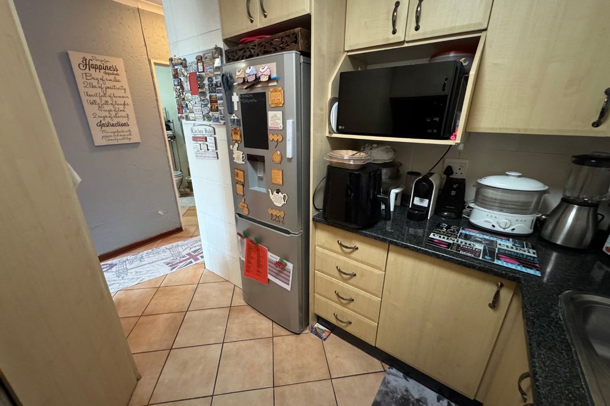 Charming Two-Bedroom Home with Double Garage - Photo 2