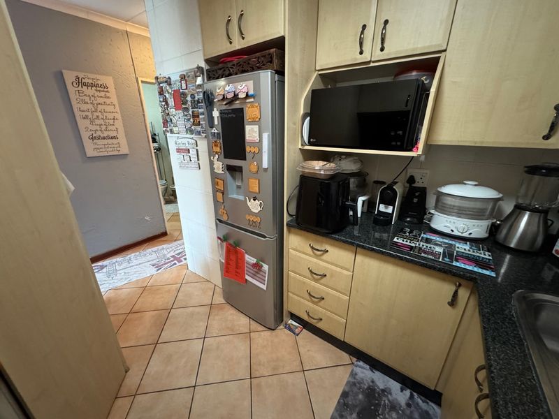 Charming Two-Bedroom Home with Double Garage - Photo 2