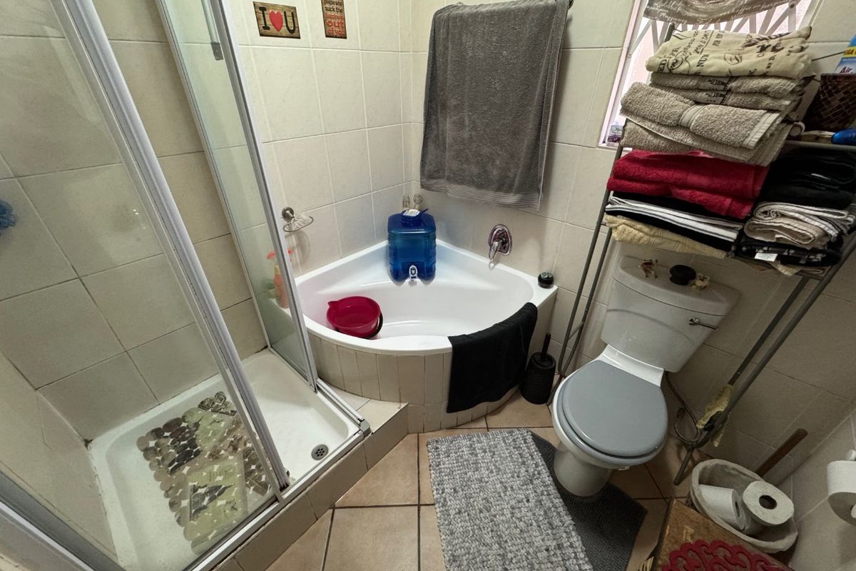 Charming Two-Bedroom Home with Double Garage - Photo 3