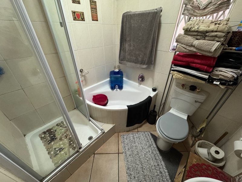 Charming Two-Bedroom Home with Double Garage - Photo 3