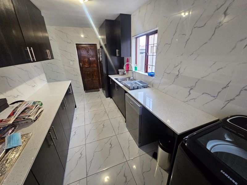 Modern 4 Bedroom 2.5 Bathroom House + Heated Pool for Sale in Silverstone Country Estate - Photo 9