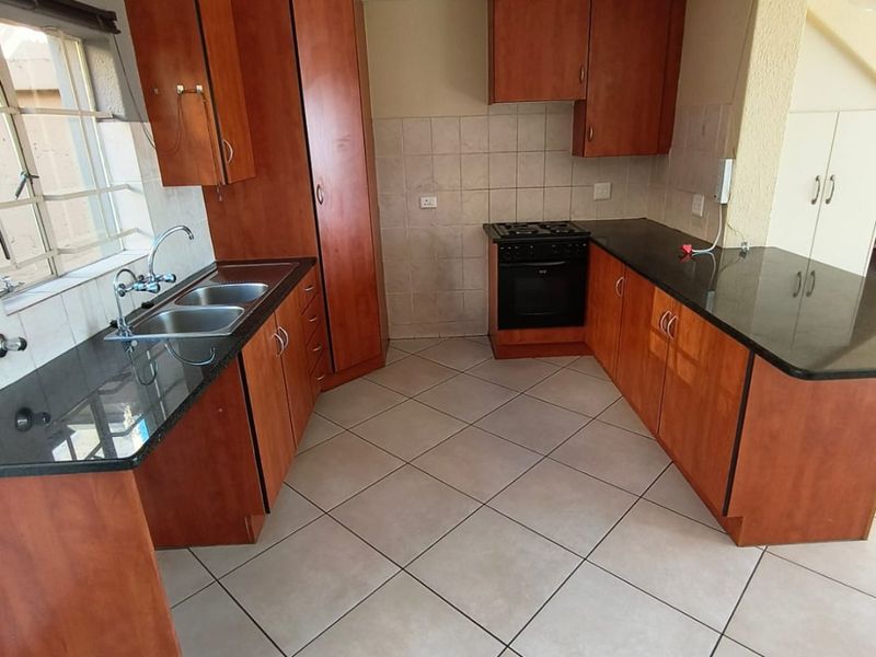 2 Bedroom Townhouse La Montagne Pretoria - Photo 3