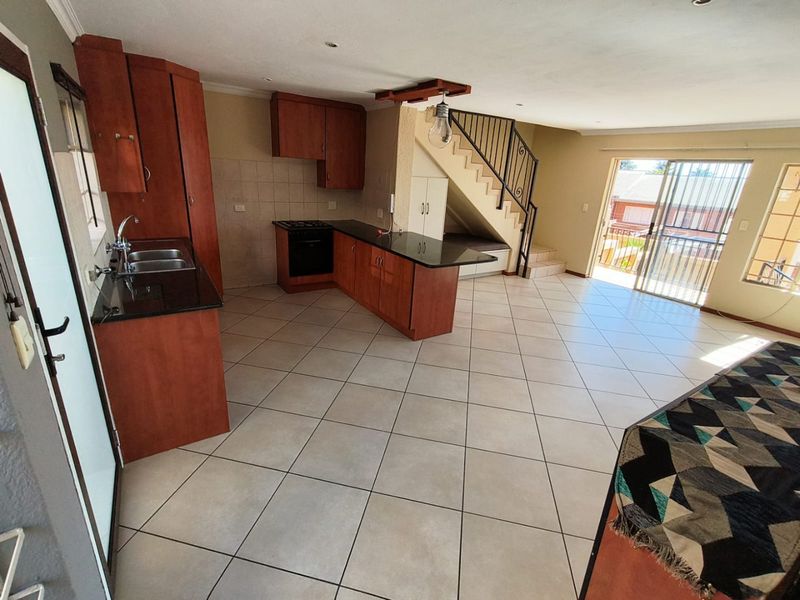 2 Bedroom Townhouse La Montagne Pretoria - Photo 2