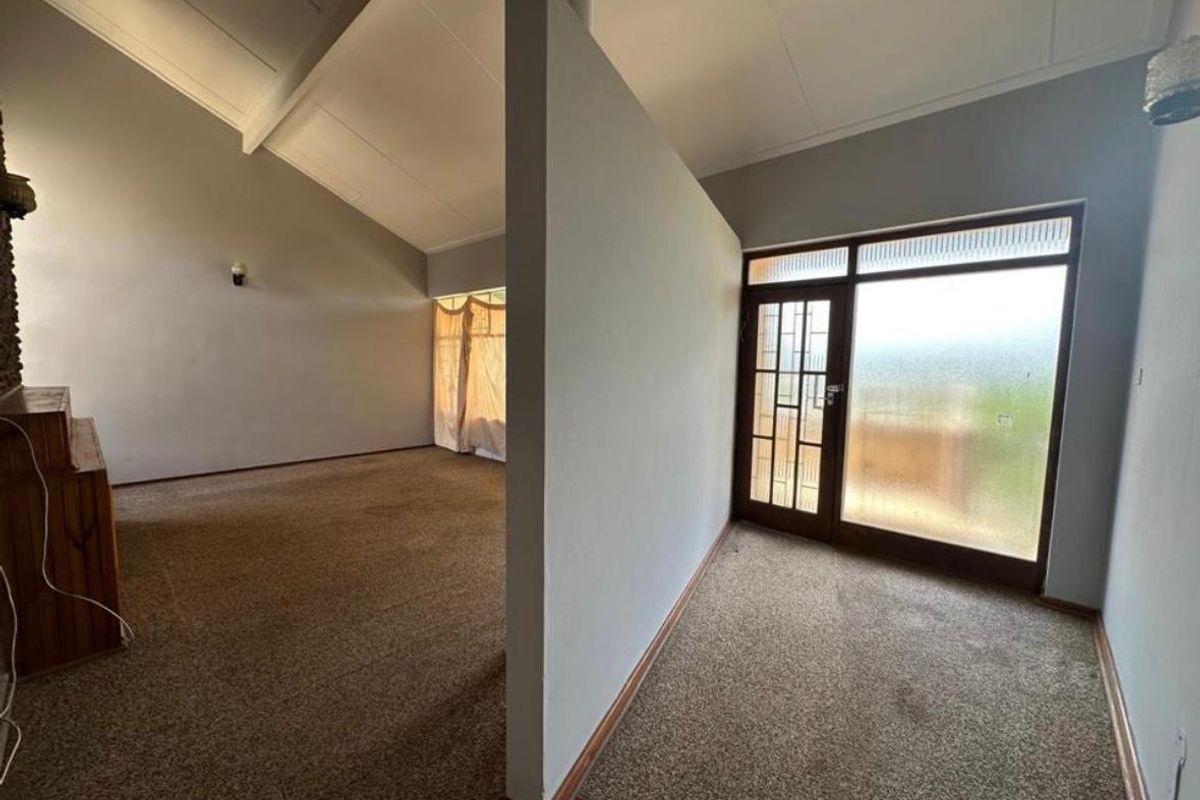 MAKE THIS HOUSE YOUR HOME!!! - Photo 5