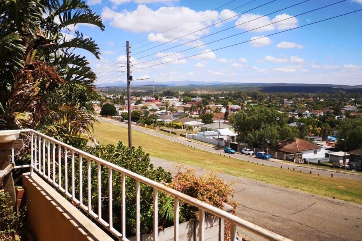 MAKE THIS HOUSE YOUR HOME!!! - Photo 4