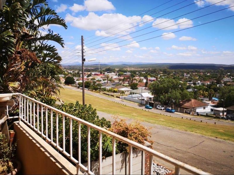 MAKE THIS HOUSE YOUR HOME!!! - Photo 4