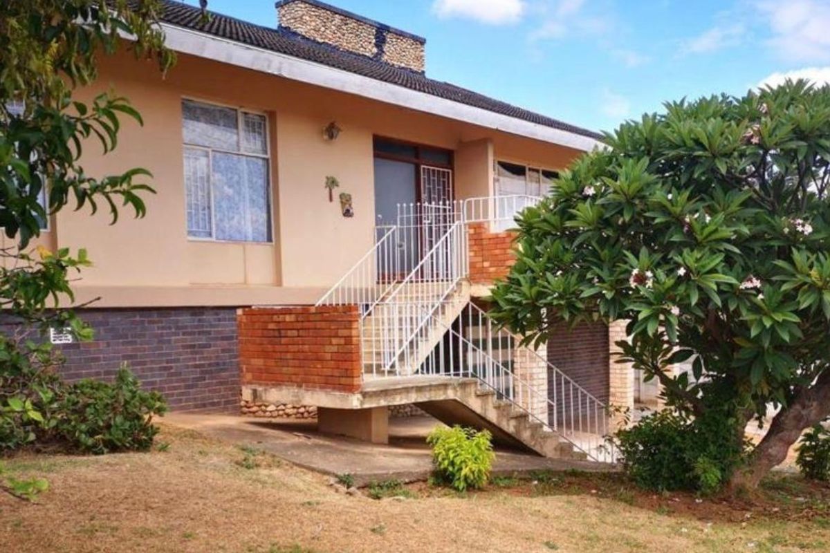 MAKE THIS HOUSE YOUR HOME!!! - Photo 3