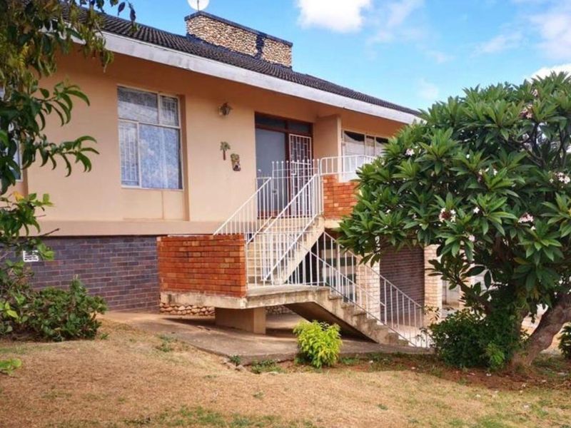 MAKE THIS HOUSE YOUR HOME!!! - Photo 3