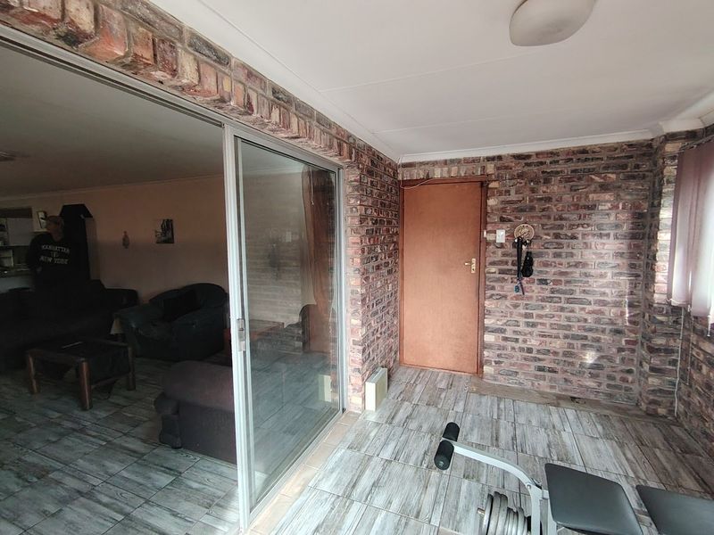 FACEBRICK- FAMILY HOME - Photo 8