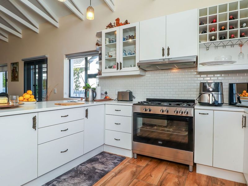 IMMACULATE MOVE-IN READY HOME IN SECURE ESTATE! - Photo 6