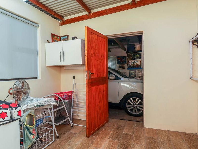 IMMACULATE MOVE-IN READY HOME IN SECURE ESTATE! - Photo 10