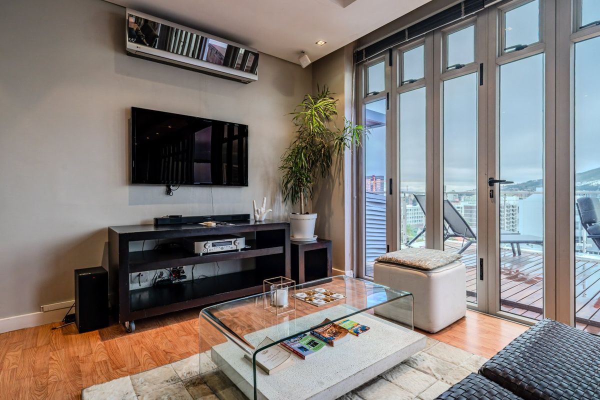 Stylish City Bowl Penthouse with Panoramic Views - Photo 2